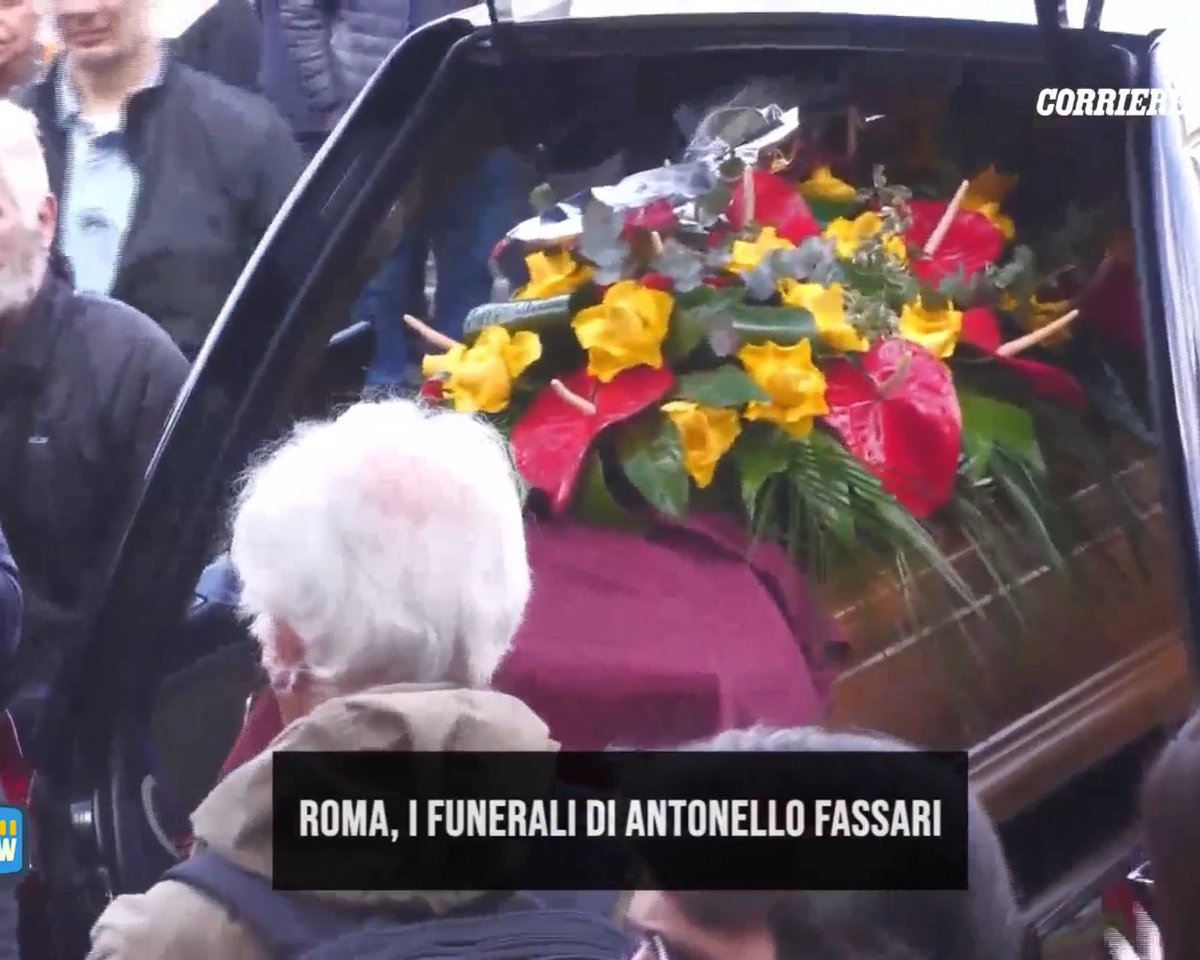 Maghi_98's tweet photo. La parannanza della bottiglieria sulla bara di #antonellofassari altro momento devastante, DIO MIO https://t.co/4tg98xQw5g