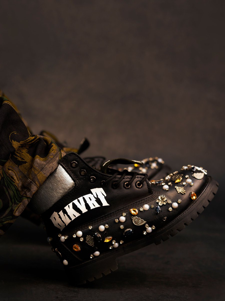 BeezyOsha's tweet photo. BLKVRT X TIMBERLAND

I’m excited to finally share this project I’ve been building  for a while now.
Started with a pair of old Timbs I couldn’t let go of and turned it into something bigger
A tribute to legacy, culture, and purpose.
From the streets of Lagos to the world.
RT❤️👏🏽 https://t.co/EjU9J7cZYS