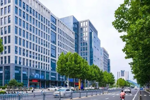 la_oraculo's tweet photo. A la izquierda, el corredor de comunicaciones cuánticas más grande del mundo, que se extiende más de 1.500 kilómetros, desde Pekín a Shanghai. A la derecha, la "Avenida Cuántica" de Hefei (China), donde se concentran la mayor parte de las empresas cuánticas del país. https://t.co/TQf9e8VmbF