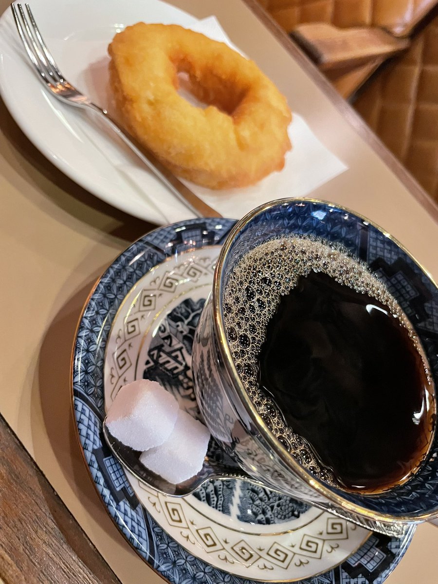Its_namami_'s tweet photo. ドーナツ食べながら、いろんな新聞を読み比べ〜
#���聞
#ドーナツ
#六曜社
#コーヒー
#誰かが
#チバユウスケ https://t.co/Eccf2OgVtp