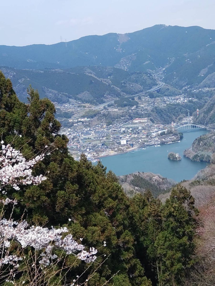 0Maokko's tweet photo. 相模湖を臨む石老山に登りました。満開の桜だけで
なく、様々な花を楽しめました。低山ですが、岩や
枝の段差の大きい山道は
そこそこ体力いりました。
帰りにお風呂😌♨️入り
さっぱりしました。 https://t.co/WDTHww7fPR