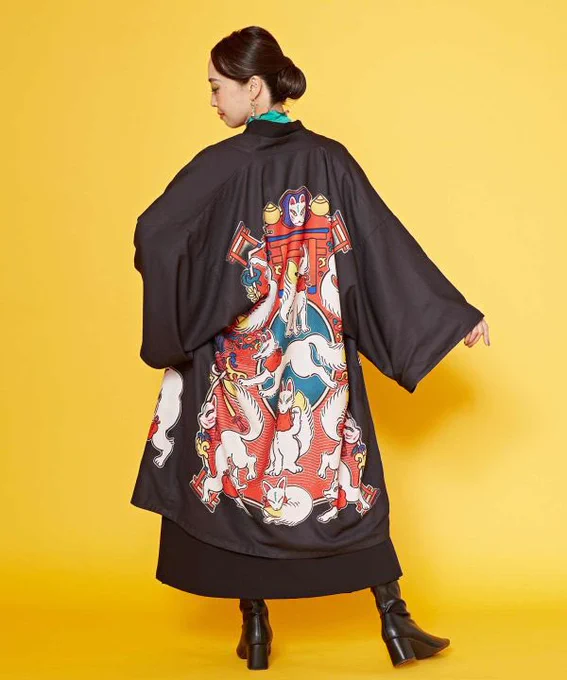 コラボの羽織りが入荷しました! デザイン三種類、それぞれリバーシブル仕様なので普段使いもしやすいです