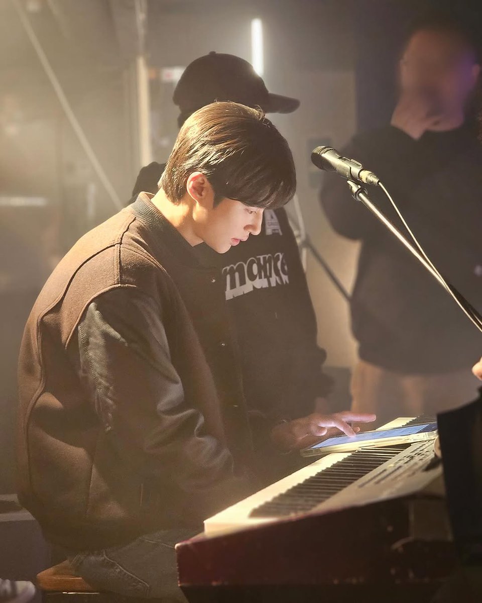 kdramasverse's tweet photo. Woo Seok cried profusely after receiving the script for the last ep of ‘Lovely Runner’, cause he didn’t want to say goodbye & part with Lovely Runner & Sunjae

💙 After receiving the script for the last episode of Lovely Runner, I cried profusely because I didn't want to say goodbye (separate from) to Sunjae. Sol & Sunjae were undoubtedly happy (happy ending) but I was so sad, so I cried profusely. I think it was only after I received & read the ep16 script that I finally realized it was ending (over). I guess I really (immensely) liked Sunjae. I finally collected my thoughts & mind (settled down) & called the writer, she said she felt the same way as well. 

I felt this way because I didn't want to let go of Sunjae or this drama. I will do other dramas in the future but I don't think I'll ever let Sunjae go. Whenever I miss Sunjae, I will always pick the drama & watch it again. “I never want to forget you (Sunjae) and have you as a friend & by my side forever(Sunjae & Lovely Runner).”

#LovelyRunner #변우석 #김혜윤 #KimHyeYoon #ByeonWooSeok