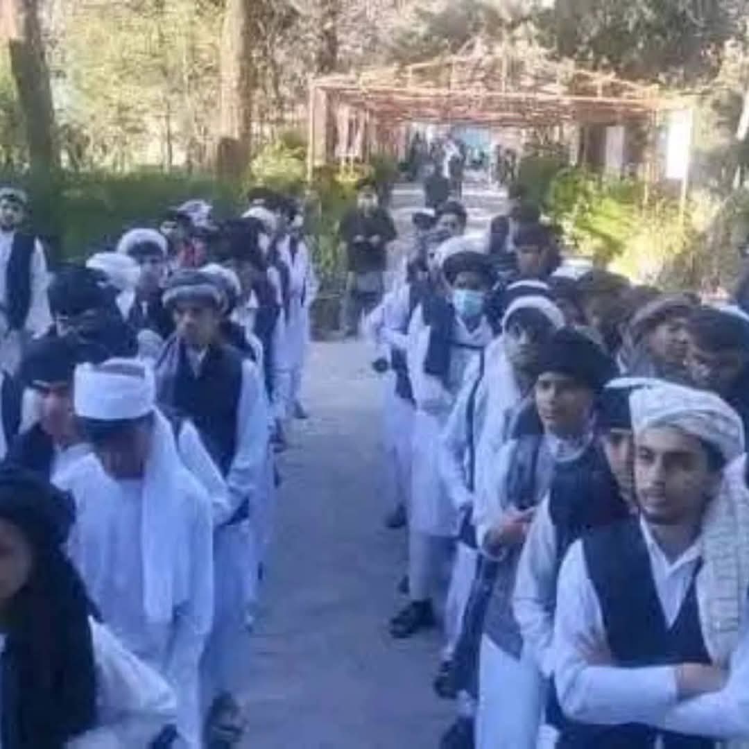 Maryam_rasa's tweet photo. دانش آموزان لیسه نادریه کابل.
یونیفورم به سبک فرهنگ ۵ هزار ساله.
😢
‌. https://t.co/IoZfpGpkpK