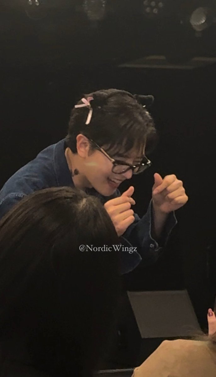NordicWingz's tweet photo. He took them quickly from the crowd and played. Then performed the exit speech very cooly! 

He forgot to take them off, went “!!!” and cutely ran back to return them

🐱🎶

#RAVN #レイブン #COMEDY https://t.co/soiBR11i3m