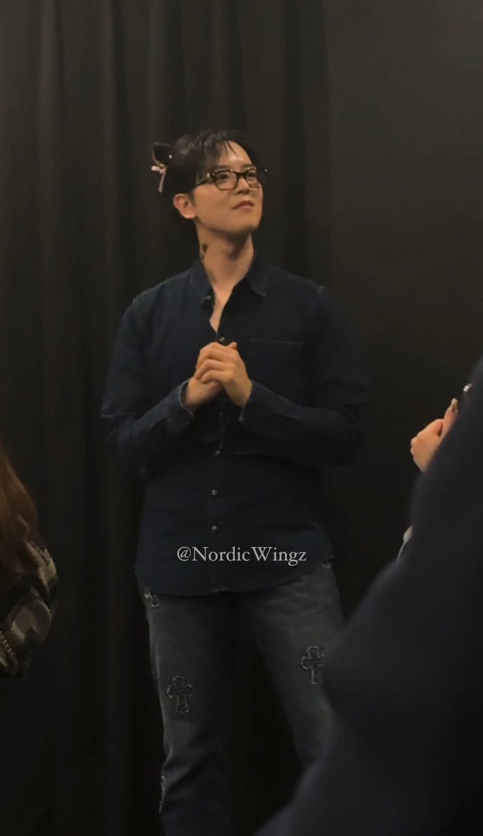 NordicWingz's tweet photo. He took them quickly from the crowd and played. Then performed the exit speech very cooly! 

He forgot to take them off, went “!!!” and cutely ran back to return them

🐱🎶

#RAVN #レイブン #COMEDY https://t.co/soiBR11i3m