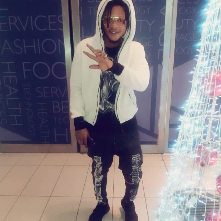 KingHalvcaxt's tweet photo. Throwback (the journey) before i became a king and a Marlian, this is Europe Italy to be precised, it been God all the way #betterstyle https://t.co/J0DRnRiocw