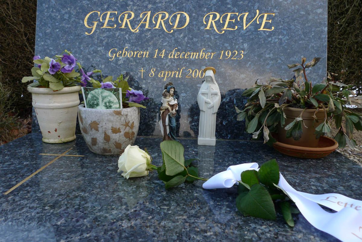 FrederikBourgu1's tweet photo. Vandaag #OTD in 2006 overleed de Nederlandse #schrijver🖋️ Gerard Reve, bekend van de Avonden & Nader tot U. De laatste jaren van zijn leven woonde hij in een #doktersvilla in het #Vlaamse dorpje Machelen aan de Leie, waar hij ook begraven is. 🇳🇱 ✝️ #GerardReve #dichter #Proza https://t.co/YDOWegSexH