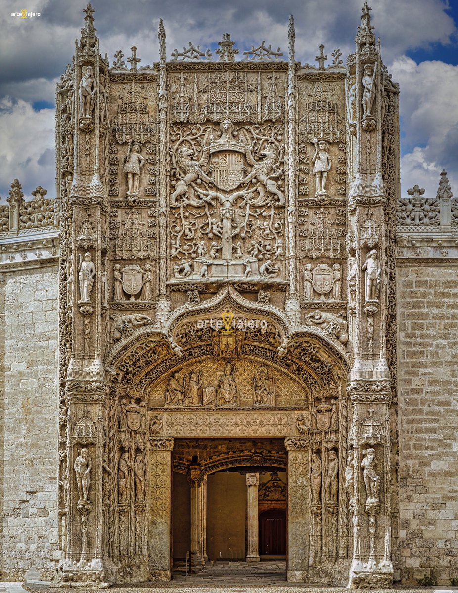 La impresionante fachada del Colegio de San Gregorio (#Valladolid), auténtica joya de la arquitectura de finales del S. XV ❤️
#FelizMartes #BuenosDias