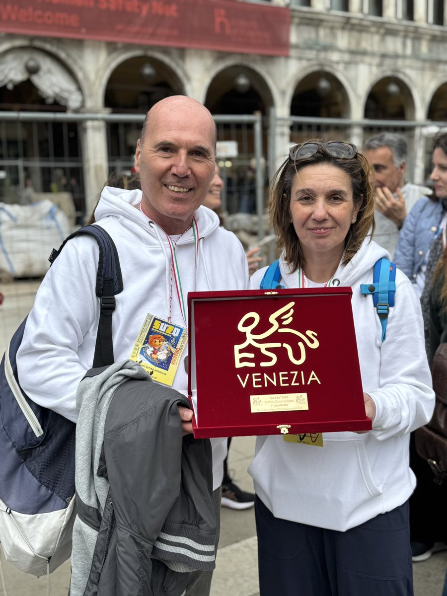 discunipd's tweet image. Domenica insieme al #dsmn di @cafoscari  abbiamo partecipato alla marcia @suezoperiponti, esplorando con studenti e studentesse il legame tra arte,restauro e chimica… e abbiamo vinto il Premio ESU Venezia come 1° gruppo più numeroso 🏆

#PLSChimica #discunipd