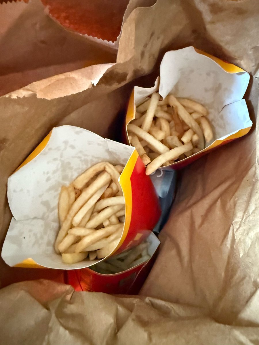 Hannah__Marie's tweet photo. @McDonaldsUK these are apparently a large chips, less than half full! This isn’t a one off either! Newbury, Pinchington lane store! https://t.co/UwV5qulqVm