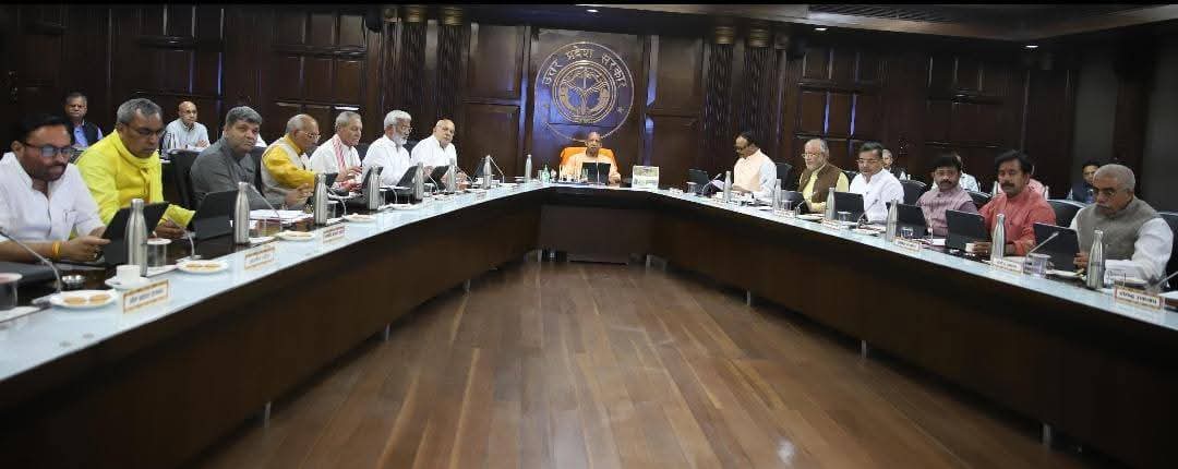 आज लखनऊ स्थित लोकभवन में यशस्वी मा० मुख्यमंत्री श्री <a href="/myogiadityanath/">Yogi Adityanath</a> जी की गरिमामयी उपस्थिति में आयोजित "कैबिनेट बैठक" में मा० मंत्रीगणों के साथ सम्मिलित हुआ।