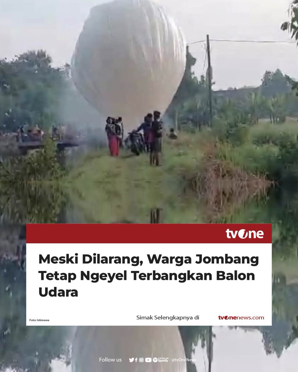 tvOneNews's tweet photo. Meski sudah dilarang oleh pihak kepolisian, warga Kabupaten Jombang tetap ngeyel menerbangkan balon udara pada perayaan hari raya ketupat.  

Seperti yang diketahui, sebagain masyarakat Kabupaten Jombang menganggap tradisi menerbangkan balon udara merupakan tradisi yang sudah lama digelar. 

Biasanya, masyarakat melakukan tradisi buruk ini pada hari ke-8 lebaran Idul Fitri atau hari raya ketupat. 

Dalam operasi, pada lebaran ini petugas kepolisian berhasil mengamankan enam balon udara yang hendak diterbangkan secara ilegal di wilayah Kecamatan Jogoroto, Kabupaten Jombang. 

Penertiban dilakukan saat sejumlah warga bersiap menerbangkan balon-balon tersebut tanpa izin resmi. 

Dari hasil penindakan, diamankan dua balon udara berukuran besar dengan diameter sekitar 10 meter, serta empat balon lainnya berukuran lebih kecil, masing-masing sekitar 5 meter. 

Seluruh balon diketahui tidak dilengkapi dengan sistem pengendalian arah dan ketinggian, yang berpotensi membahayakan keselamatan penerbangan serta masyarakat sekitar.

Simak berita selengkapnya hanya di https://t.co/UEAdYMfQht
#HardNews_Sosial #NewsOne #CariBeritaditvOne #WargaJombang #TerbangkanBalonUdara #BalonUdara #NO02