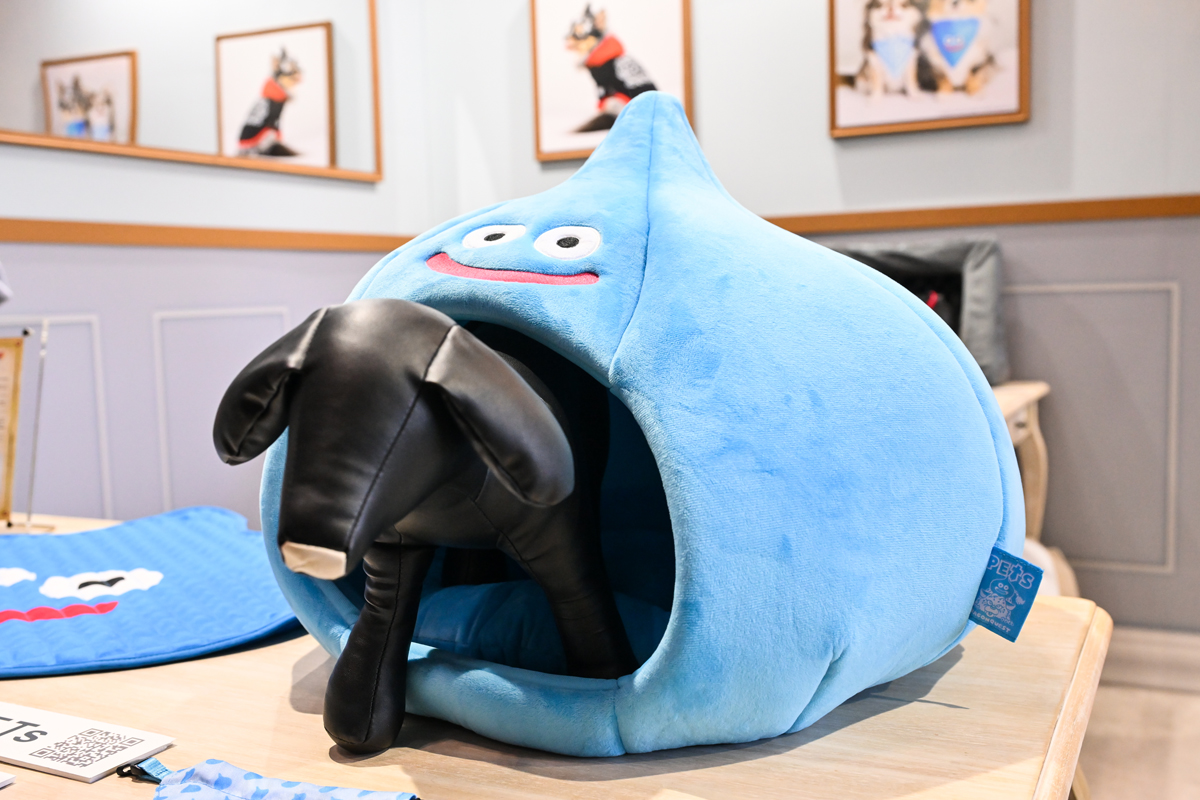 4GamerNews's tweet photo. 【注目記事】スクエニの犬猫グッズ「SQEX PETs」も9月発売決定！　おもしろワンニャンアイテムたくさんの“インターペット2025”
https://t.co/oRKp4PzJaT

日本最大級のペット産業見本市「第14回 インターペット」で，今年もスクウェア・エニックスのペットグッズ（など）を見回ってきた https://t.co/IsWJ7yUKqp