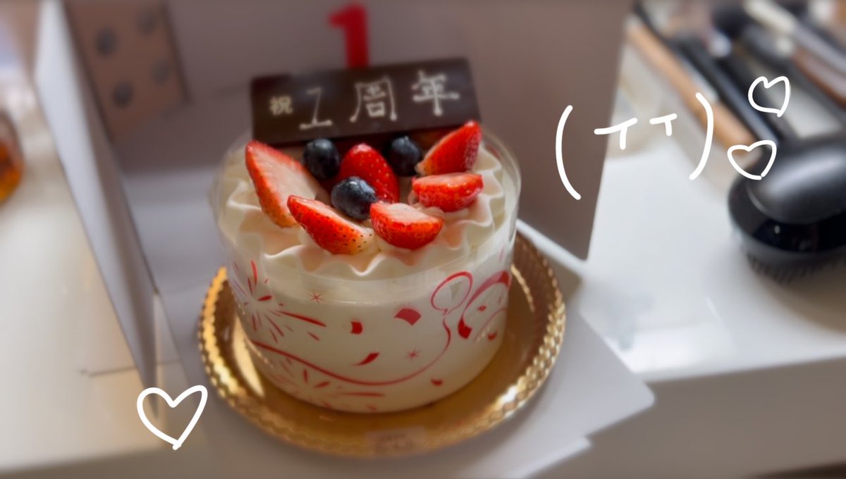 karin_kitaoka_'s tweet photo. 智子Pから現場にまさかのサプライズで1周年ケーキいただいてしまった(T T)♡ 大変嬉しい、ありがとうございます〜♡♡ https://t.co/pGatES8fP9