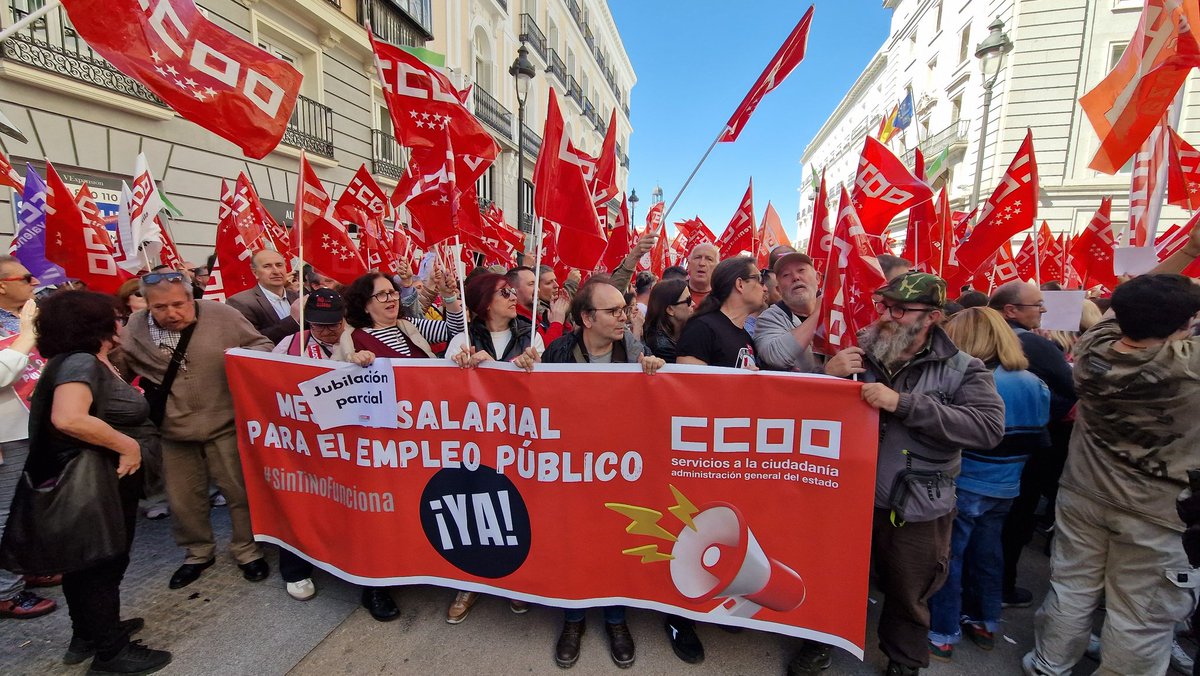 sae_fsc_ccoo's tweet photo. CCOO nos concentramos en Madrid para exigir más salario, empleo y derechos para las trabajadoras y trabajadores públicos
#SintiNoFunciona https://t.co/4ngDRM6Eaa