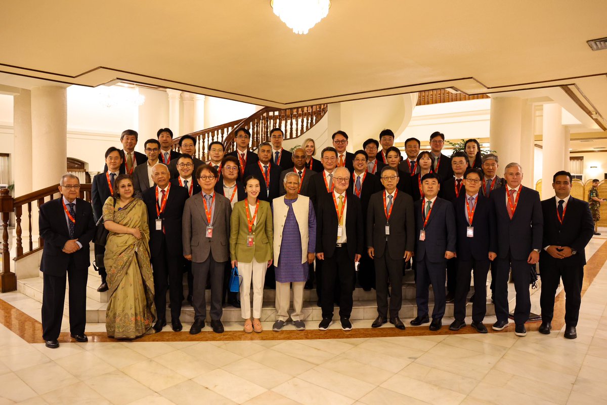 ChiefAdviserGoB's tweet photo. Chief Adviser Announces Breakfast Meetings for Chinese and Korean Investors

DHAKA, April 8: Chief Adviser Professor Muhammad Yunus announced on Tuesday that he will host a breakfast meeting for both Korean and Chinese investors to address any investment-related concerns and fast-track their investment in Bangladesh.

The Chief Adviser made these remarks during a meeting with a group of Chinese investors at the State Guest House Jamuna. The investors had come to Dhaka to participate in the Bangladesh Investment Summit 2025.

Professor Yunus stated that the investment climate, trade and labour-related reforms introduced by the Interim Government would attract more foreign investment to Bangladesh and facilitate the relocation of more Chinese and South Korean manufacturing plants to the country.

“Over the last eight months, we aimed to make it easier to invest in Bangladesh. The country has never had such a conducive environment for foreign investment before,” said the Chief Adviser.

He added that the Executive Chairman of BIDA (Bangladesh Investment Development Authority) would host monthly breakfast meetings with Korean and Chinese investors on the 10th of each month. While the meetings will be hosted by BIDA, the Chief Adviser will attend some of them to listen to a wide range of issues raised by the investors.

The Chief Adviser also proposed establishing a dedicated hotline and call centre service for foreign investors to register complaints and resolve issues promptly. “Any investor can call this number and register their complaints, and we will respond accordingly,” he said.

At least 30 prominent Chinese investors, representing major global companies in sectors such as infrastructure, power, transport, renewable energy, textiles, mobile telecommunications, waste management, logistics, and IT services, attended the meeting.

The delegation was led by Pauline Ngan, Vice President of Mainland Headgear Company Limited, one of the largest companies in the world.

Professor Yunus also shared details of his recent summit with Chinese President Xi Jinping in Beijing, where President Xi expressed his administration’s commitment to encouraging top Chinese companies to invest in Bangladesh. 

“I was touched by his gesture,” the Chief Adviser said of President Xi.

Officials from the Chinese companies expressed interest in investing in both the dedicated Chinese economic zone in Chittagong and the planned Chinese economic zone in Mongla, where China is set to modernise a seaport.

Several companies indicated their intention to establish Bangladesh as their South Asian production and operations hub, responding to the Chief Adviser’s call to transform the country into a top global manufacturing center.

“We have a ready-made market here, and in addition, you can cater to landlocked countries such as Nepal and Bhutan,” Professor Yunus added.

Some of the larger Chinese companies also expressed interest in investing in electric vehicle (EV) transition, lithium-ion battery production, renewable energy sources such as wind turbines, and offshore photovoltaic solar power generation.

Earlier in the day, several dozen South Korean investors also met with the Chief Adviser. 

BIDA Chairman Chowdhury Ashik Mahmud Bin Harun and SDG Coordinator Lamiya Morshed also attended the meeting.