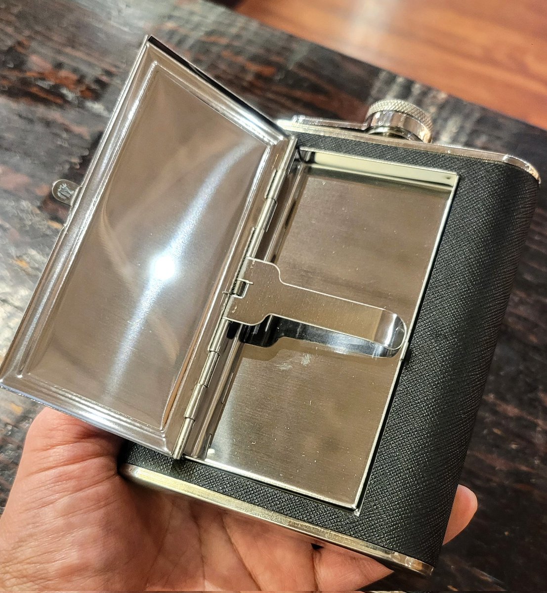 酒と煙草。不健康だけど相性抜群の切ってもきれない両者。そんな最悪で最高な2人が合体！ここにシガレットケース付スキットル爆誕。時代に逆行するかの如し反逆感が素敵。酒＆煙草好きへのギフトに。テンション爆アガりです。さぁ好みの酒と煙草をセットして書を捨てよ、町へ出よう。