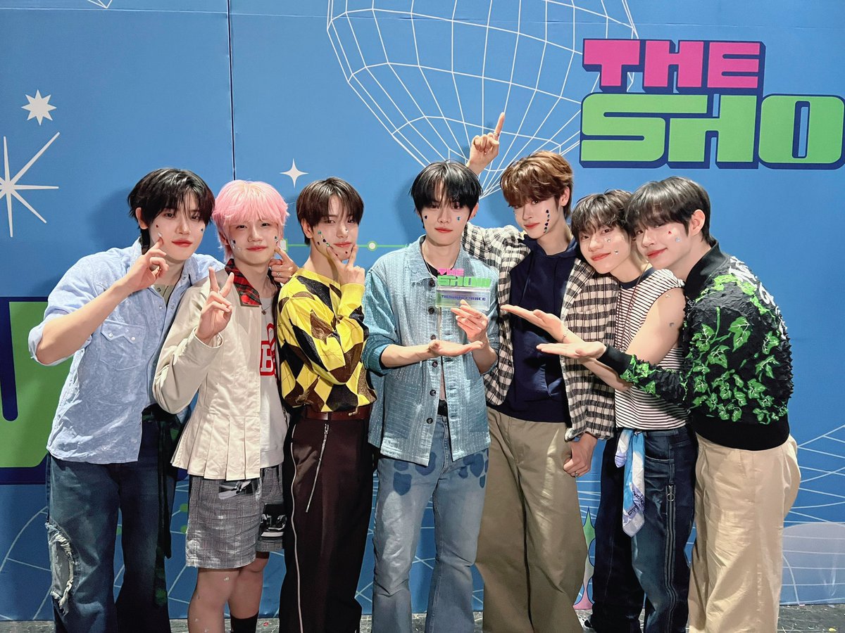 theshow_offcl's tweet photo. 4월 8일 더쇼초이스 주인공은? #CLOSEYOUREYES 의 #내_안의_모든_시와_소설은 입니다! 더쇼초이스의 수상을 축하합니다! #더쇼 #THESHOW @closeyoureyes_7 https://t.co/sfKO2fUAEl
