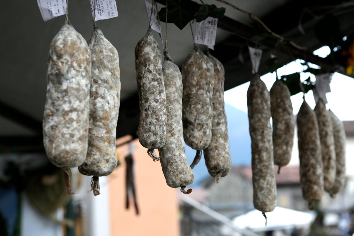 regioneFVGit's tweet photo. #eventiFVG
😋 A #Sutrio il 27.04.25 vi aspetta FUMS, PROFUMS E SALUMS. Un suggestivo viaggio gastronomico alla scoperta dei prodotti affumicati del territorio: maiale e salumi, ma anche la trota e i formaggi di produzione locale
👉 Info su https://t.co/nITmgwdfTn https://t.co/NEGpZRCthk