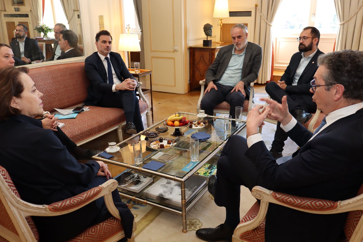 En marge du Conseil des Affaires étrangères qui s'est tenu hier à Luxembourg 🇱🇺, le Ministre délégué du Commerce extérieur et des Français de l’étranger, <a href="/LaurentSMartin/">Laurent Saint-Martin</a>, a échangé avec des Conseillers des Français de l’étranger pour le Luxembourg. ⤵️