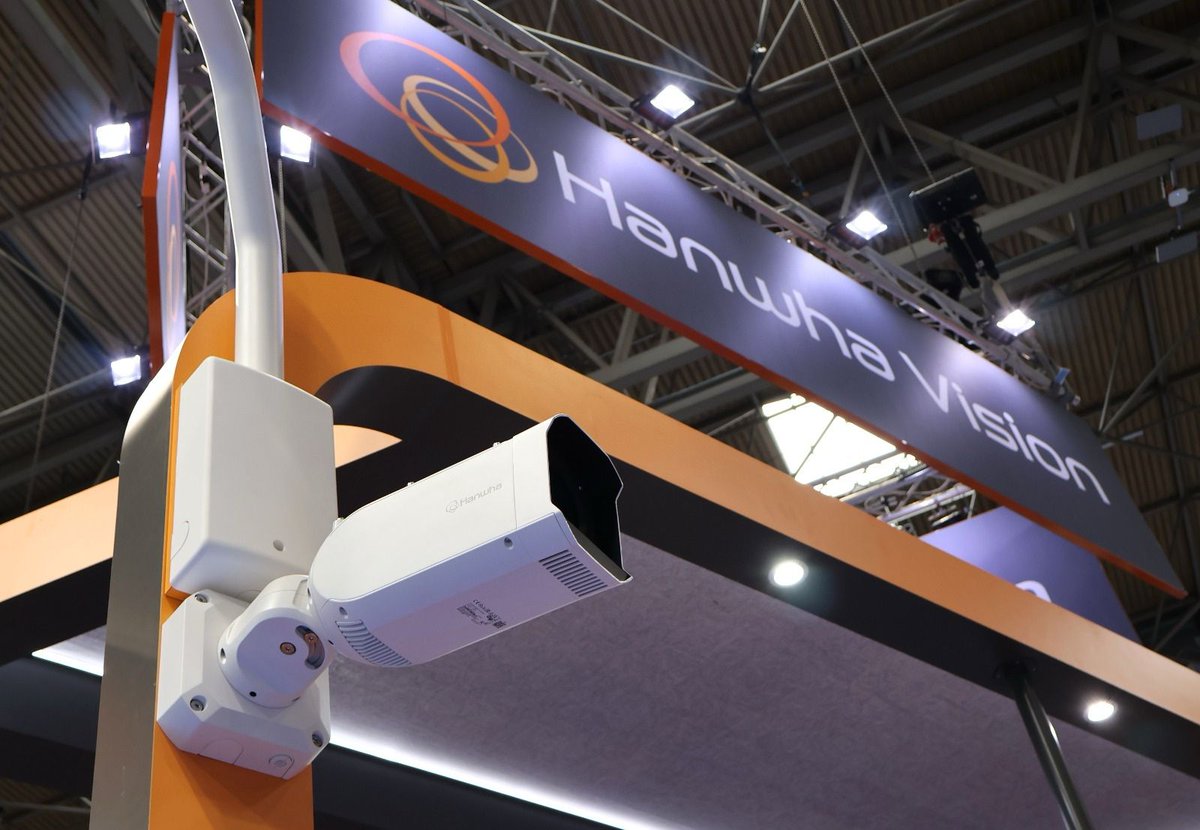 HanwhaVisionEU's tweet image. On the agenda today at The Security Event? The new era of AI 📈 

Curious about what’s next for AI in security - Sign up to our newsletter: hanwhavision.eu/newsletter/✍️

#TSE2025 #AI #Surveillance #SecurityInnovation #SmartSolutions