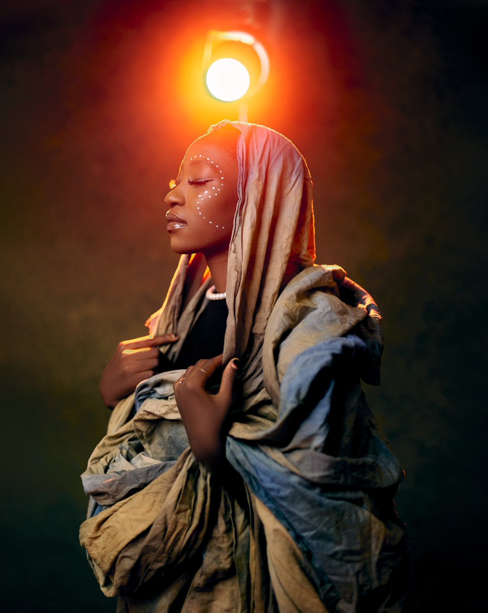 High-efficiency LED lighting brings clean color rendering and soft gradients to the frame.