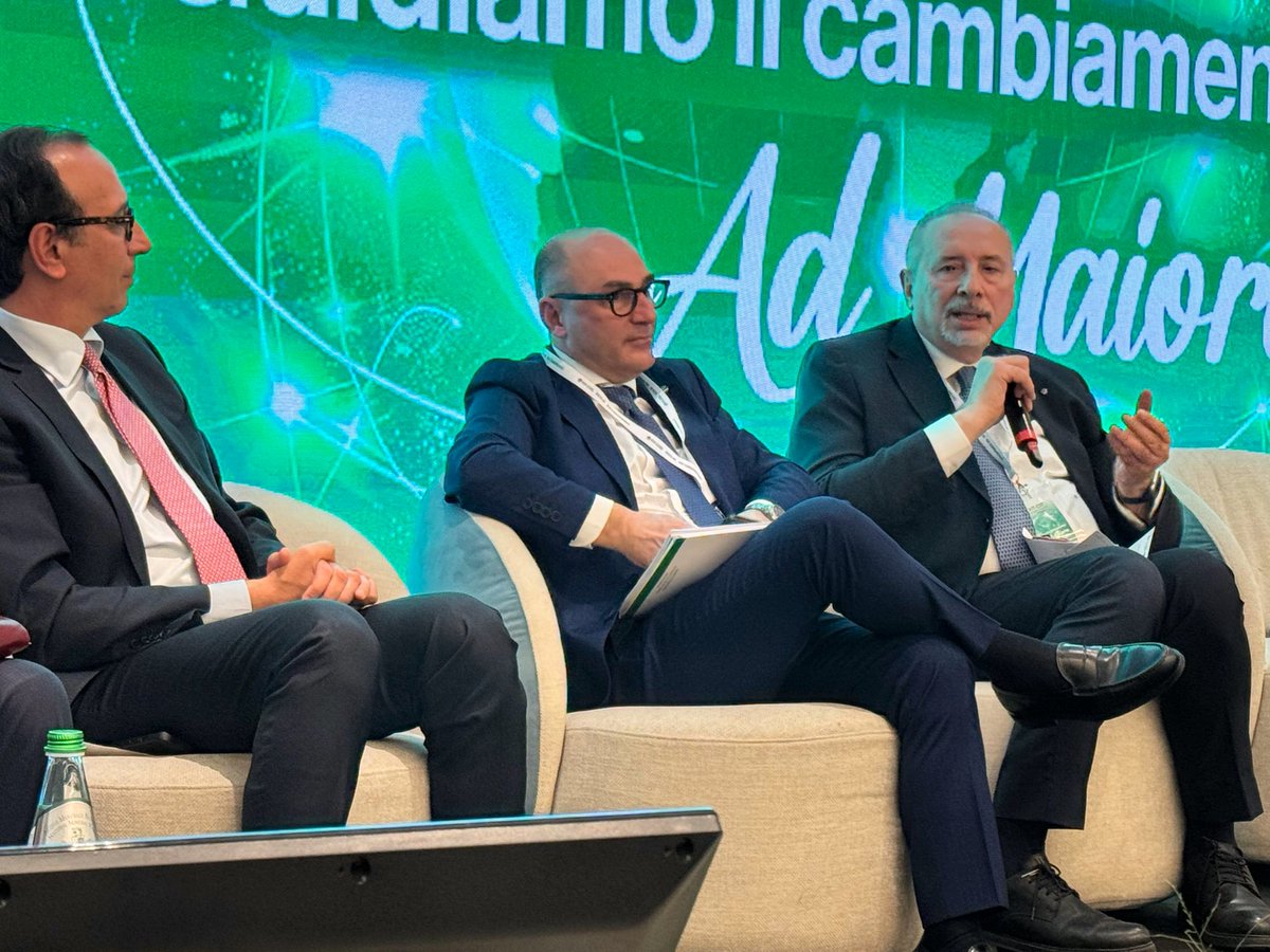 FitCisl's tweet photo. #8aprile  🗣️ Il SG @FitCisl @salvopellecchia è intervenuto alla Tavola Rotonda “Infrastrutture, Trasporti e Gestione dei Rifiuti: la sfida per lo sviluppo della Sicilia" organizzata dalla @FitCislSicilia durante il XIII Congresso regionale,sottolineando l'importanza di potenziare questi comparti, rafforzare i collegamenti tra le aree interne e risolvere le problematiche esistenti.
♻️ Occorre sviluppare infrastrutture moderne per il trattamento dei #rifiuti riducendo i costi legati al trasporto fuori regione.
👷L’ eccellenza dei protocolli sulla #sicurezza va applicata nelle aziende del settore, vanno istituiti comitati paritetici di analisi, monitoraggio e proposta delle azioni da intraprendere e, tra le altre cose, urge passare dalla classica #formazione ad un vero e proprio addestramento 
➡️È necessario il superamento degli effetti della burocrazia garantendo la legalità e una maggiore efficacia per realizzare opere in tempi più brevi
✅ Il piano di rilancio necessita dell'apporto sinergico e della collaborazione fattiva tra istituzioni, aziende, sindacati e società civile.