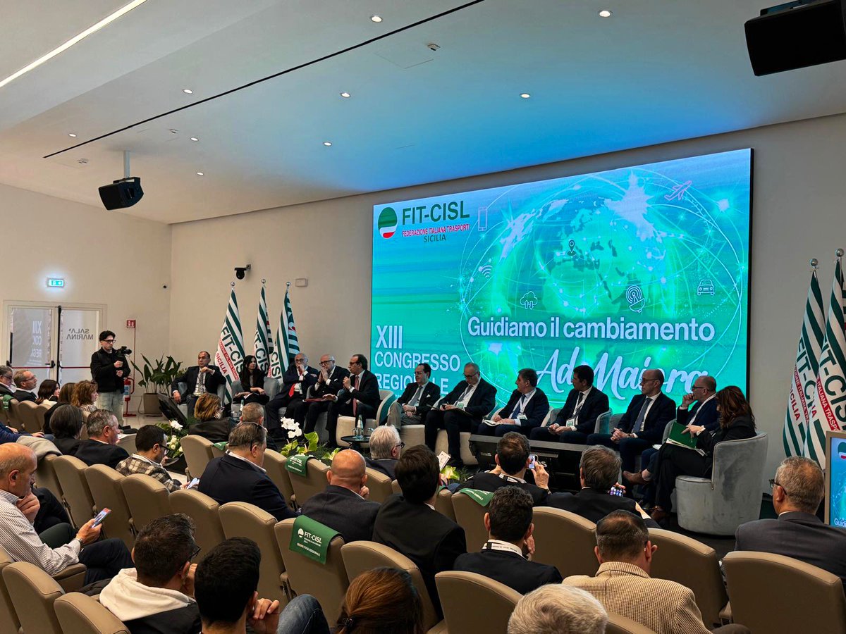 FitCisl's tweet photo. #8aprile  🗣️ Il SG @FitCisl @salvopellecchia è intervenuto alla Tavola Rotonda “Infrastrutture, Trasporti e Gestione dei Rifiuti: la sfida per lo sviluppo della Sicilia" organizzata dalla @FitCislSicilia durante il XIII Congresso regionale,sottolineando l'importanza di potenziare questi comparti, rafforzare i collegamenti tra le aree interne e risolvere le problematiche esistenti.
♻️ Occorre sviluppare infrastrutture moderne per il trattamento dei #rifiuti riducendo i costi legati al trasporto fuori regione.
👷L’ eccellenza dei protocolli sulla #sicurezza va applicata nelle aziende del settore, vanno istituiti comitati paritetici di analisi, monitoraggio e proposta delle azioni da intraprendere e, tra le altre cose, urge passare dalla classica #formazione ad un vero e proprio addestramento 
➡️È necessario il superamento degli effetti della burocrazia garantendo la legalità e una maggiore efficacia per realizzare opere in tempi più brevi
✅ Il piano di rilancio necessita dell'apporto sinergico e della collaborazione fattiva tra istituzioni, aziende, sindacati e società civile.