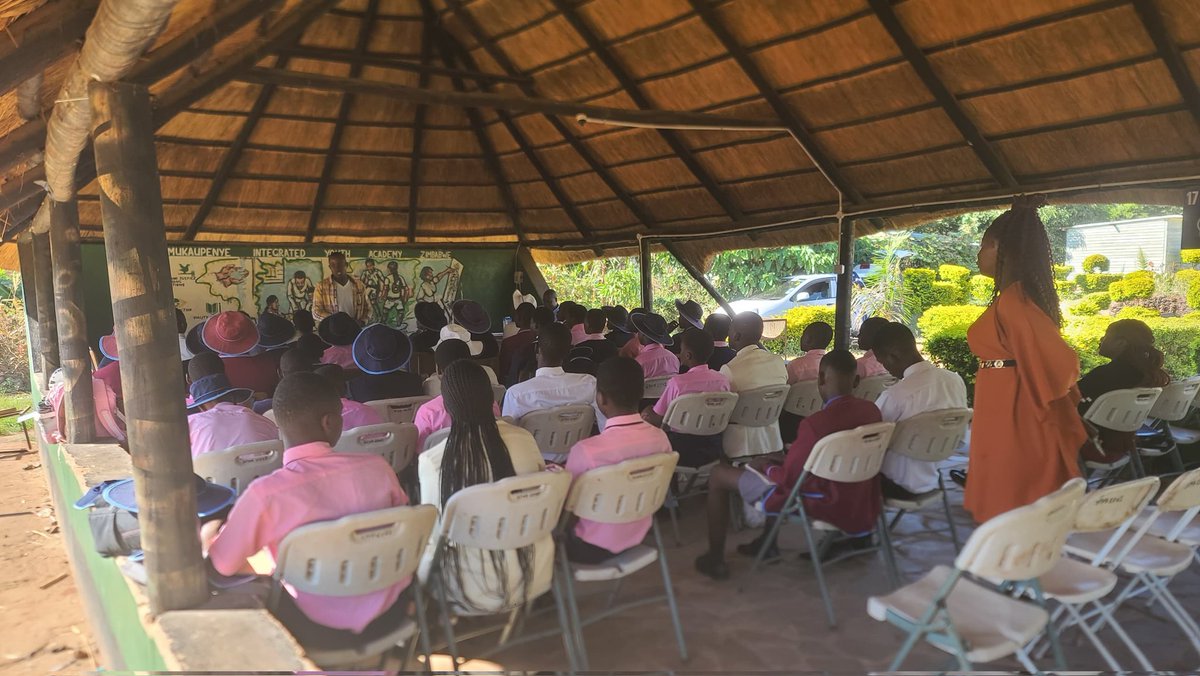 kausiyo_eliah's tweet photo. 🌟 Honored to train 50 prefects from Wadzanai High! We focused on the importance of visioning in leadership. Together, we are building a brighter future! 📈 #Leadership #Visioning https://t.co/jARsETxC1V