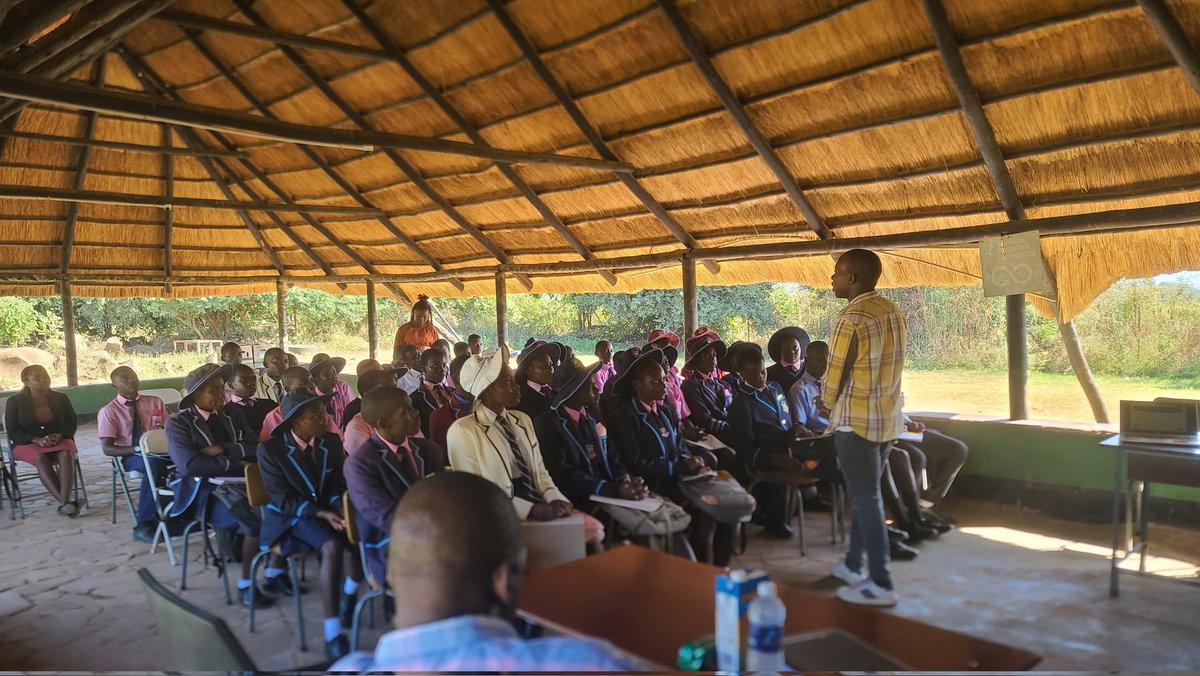 kausiyo_eliah's tweet photo. 🌟 Honored to train 50 prefects from Wadzanai High! We focused on the importance of visioning in leadership. Together, we are building a brighter future! 📈 #Leadership #Visioning https://t.co/jARsETxC1V