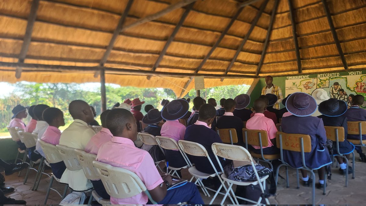 kausiyo_eliah's tweet photo. 🌟 Honored to train 50 prefects from Wadzanai High! We focused on the importance of visioning in leadership. Together, we are building a brighter future! 📈 #Leadership #Visioning https://t.co/jARsETxC1V