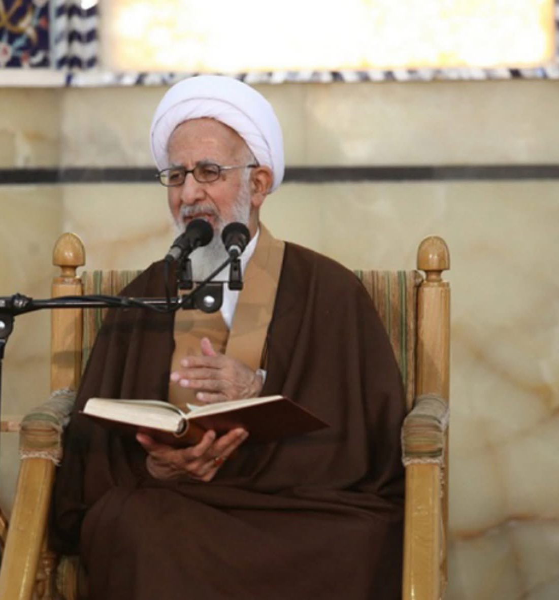 Awaited_Hope's tweet photo. Profound explanation for
" #Reasonable #waiting for the #Reappearance" of Imam Mahdi (aj): 

"After Zuhoor: "Allah (swt) lays His hand on the heads of the #servants, by which He unites their intellects."

By the #blessing of His Holiness Imam #Mahdi (as), the Divine Essence places His hand on the heads of the people and they become intellectually perfect.

When His Holiness appears, the best course of him is the #intellect of the people. [Since] it is the intellect which is able to govern the society.

Those who are awaiting the reappearance of His blessed being (Imam Mahdi) must #prepare the ground for His #presence and reappearance.

What is our responsibility in this era of occultation as we are awaiting the advent of His Holiness?

The best expression of courtesy towards them (Holy Prophet and His Progeny a.s) is for mankind to [willingly] accept their apprenticeship (to become their students) and benefit from their #knowledge, and follow their commands (guidance)."

Ayatollah Jawadi Amoli (hf)