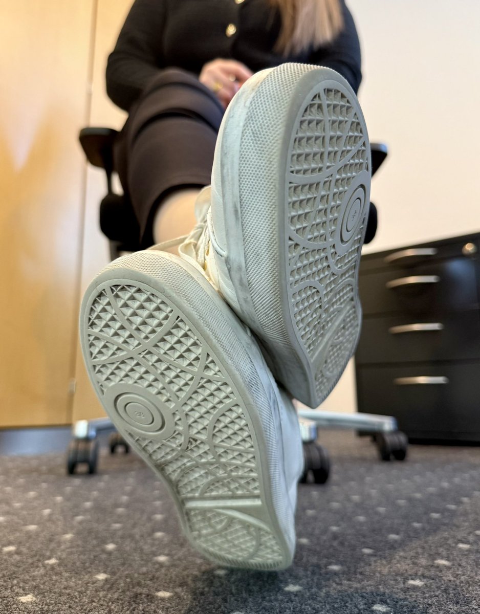ms_chiara1's tweet photo. Du kniest unter meinen Schreibtisch, wo du hingehörst und leckst meine Schuhe sauber, bis sie glänzen. Und vergiss meinen Kaffee nicht. Verstanden, Loser?🙇🏾🐶 https://t.co/gUzhcwaI19