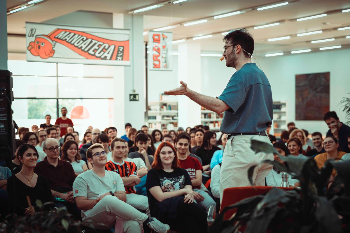 Ayer colgamos el cartel de NO QUEDAN ASIENTOS en la visita de <a href="/QuantumFracture/">Crespo</a> a la BRMU. Fue una inmensa alegría ver la cantidad de público joven que vino a escuchar hablar de ciencia. Formó parte de nuestro ciclo #Influcienciers en colaboración con la <a href="/ADCMurcia/">ADCMurcia</a>. 
Presentó