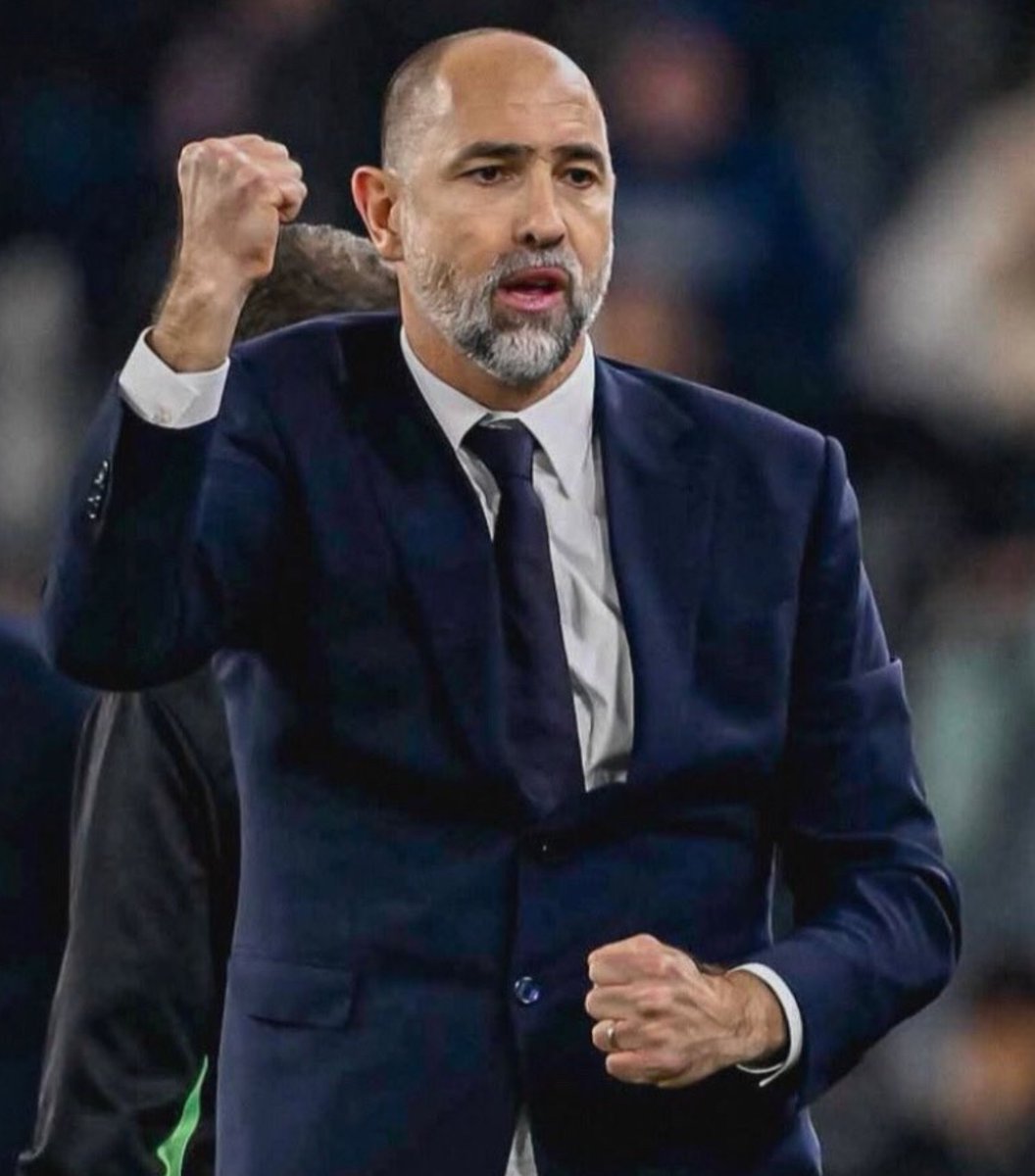 BianconeriZonEs's tweet photo. #Tudor tiene buenas chances de seguir en #Juventus tras el #MundialdeClubes si clasifica a #Champions. Cambiar de DT sería costoso y, si mantiene buena relación con el vestuario, su continuidad tendría un impacto positivo.

@sportmediaset 🟠 https://t.co/0kacNbwGv8