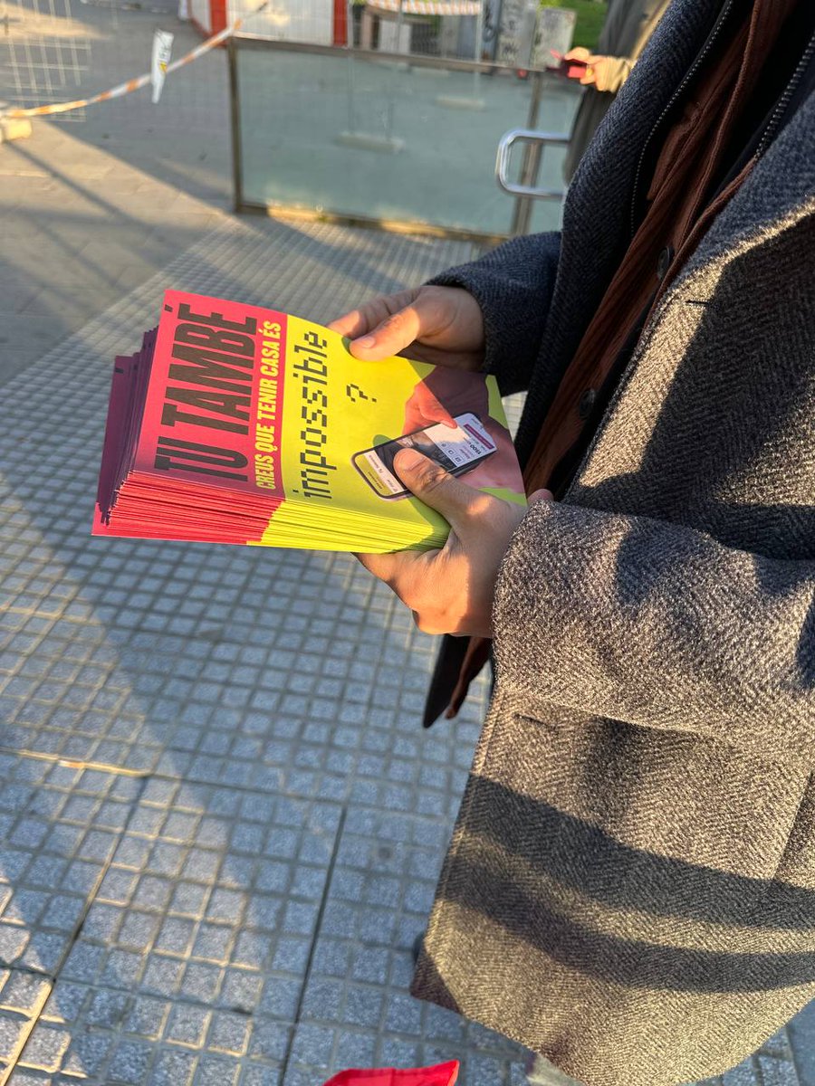 CatComuCornella's tweet photo. Aquest matí hem estat a Cornellà Centre repartint materials sobre les propostes dels @SomComuns per fer front a la crisi habitacional.

L'habitatge és un dret, NO un negoci ✊🏻 

#PosemFreAlsEspeculadors #habitatge https://t.co/mkANmkS7LQ