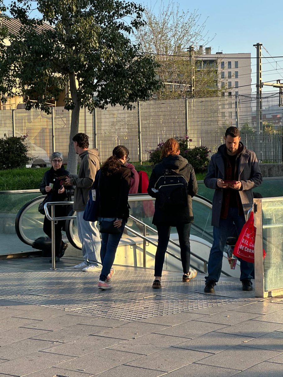 CatComuCornella's tweet photo. Aquest matí hem estat a Cornellà Centre repartint materials sobre les propostes dels @SomComuns per fer front a la crisi habitacional.

L'habitatge és un dret, NO un negoci ✊🏻 

#PosemFreAlsEspeculadors #habitatge https://t.co/mkANmkS7LQ