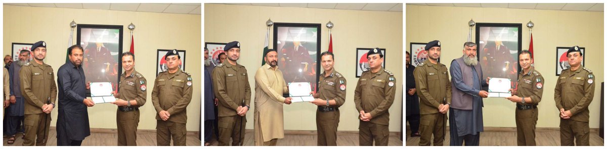 RwpPolice's tweet photo. سی پی او سید خالد ہمدانی کی جانب سے بہترین کارکردگی کا مظاہرہ کرنےوالےافسران واہلکاروں کی حوصلہ افزائی کاسلسلہ جاری، سی پی او نے چکلالہ کے علاقہ میں خطرناک ڈاکو شکیل کیانی کی پولیس پرفائرنگ کے باوجود بہادری سےمقابلہ کرنے پرافسران کوشاباش دی، تعریفی سرٹیفکیٹس اورنقد انعام سےنوازا، https://t.co/SNKkD3SmMZ
