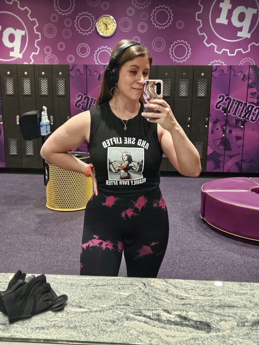 Samanthanolimit's tweet photo. Gym yesterday was upper body push day :) decent pump. My legs are pretty sore today lol so far I'm failing at the cut. I really need warmer weather so I can get motivated to eat better
#pump #lift #gymgirl #gymrat #naturalweightloss #needtocut #lackingmotivation https://t.co/pzdvNSVT5L