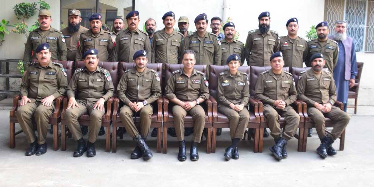 RwpPolice's tweet photo. سی پی او سید خالد ہمدانی کی جانب سے بہترین کارکردگی کا مظاہرہ کرنےوالےافسران واہلکاروں کی حوصلہ افزائی کاسلسلہ جاری، سی پی او نے چکلالہ کے علاقہ میں خطرناک ڈاکو شکیل کیانی کی پولیس پرفائرنگ کے باوجود بہادری سےمقابلہ کرنے پرافسران کوشاباش دی، تعریفی سرٹیفکیٹس اورنقد انعام سےنوازا، https://t.co/SNKkD3SmMZ