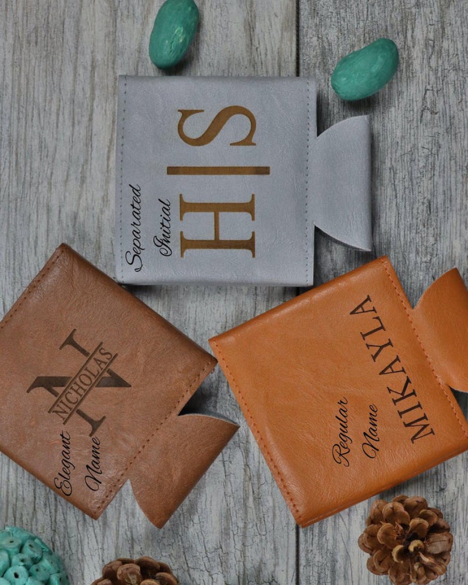 lucasgiftcom's tweet image. A cold drink, a handcrafted leather can holder—name a better duo. 🍻🔥 
Cheers to the little details that make all the difference! 

#handcraftedstyle #drinkwithclass #leathergoods #personalisedgift #giftideas #uniquegifts #customengraved