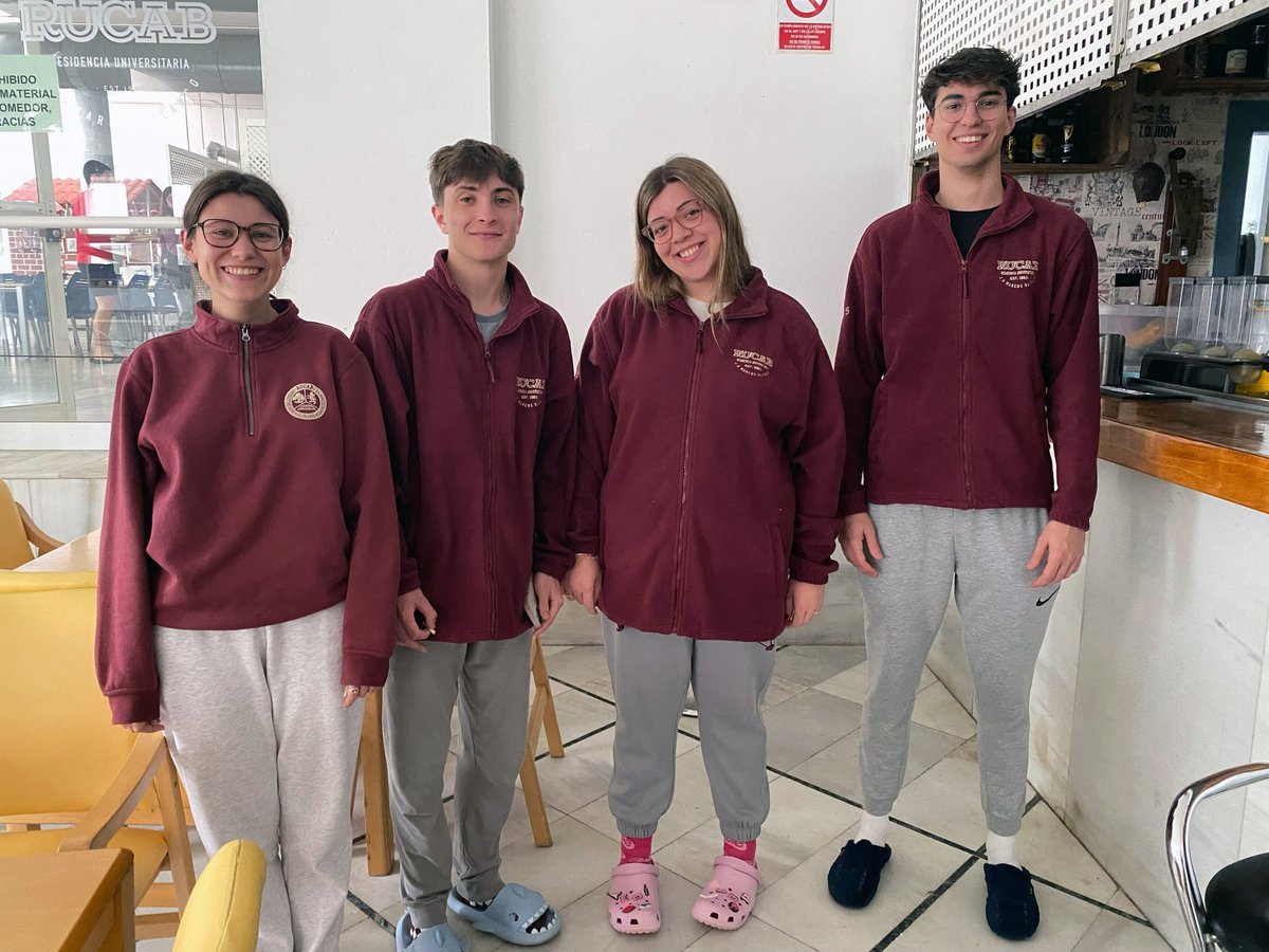 📚 Mood dominguero en la #RUCAB antes de exámenes… Julia, Kike, Elena y Javier entre apuntes, risas y nervios 🧠☕ ¡Ánimo a todos los estudiantes! 💪
#ModoExámenes #VidaUniversitaria #FundaciónCB