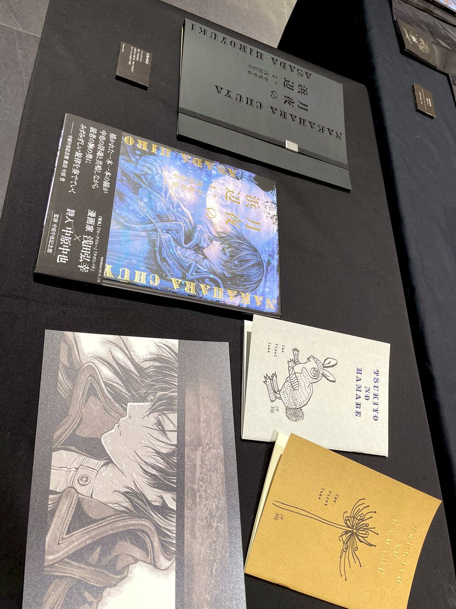 asadercover's tweet photo. #浅田弘幸月夜の浜辺展
完全新作の本は、実に9年ぶりとなります。
十代の頃から夢想していた中原中也と僕の本。
全国書店発売に先駆け、渋谷DSCで先行発売されている「特装版」には特典だけのファーストテイク、ラストテイクのネームと後書きがセットされています。何卒🙏
https://t.co/ZUE3D1dIUb https://t.co/11P7WLQ64I