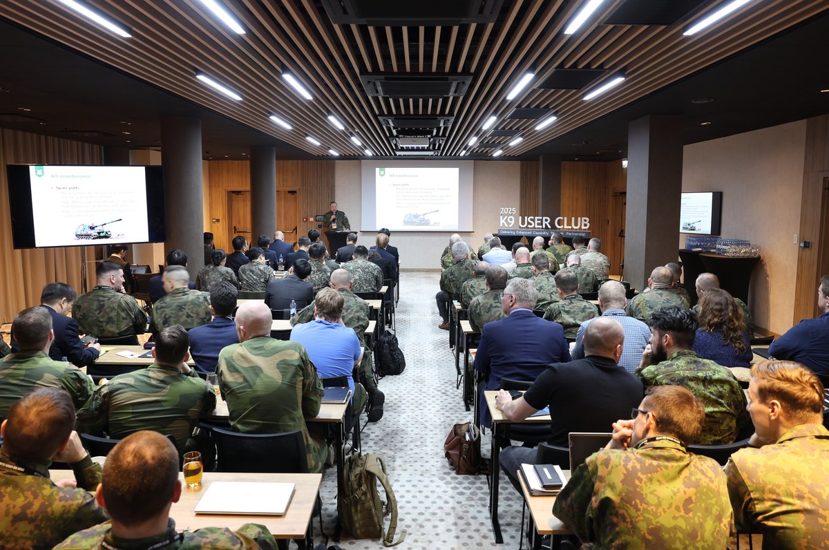 W Krakowie rozpoczęła się dzisiaj IV edycja Klubu Użytkowników armatohaubic K9, produkowanych przez #HanwhaAerospace.
Ponad 150 przedstawicieli sił zbrojnych i przemysłu obronnego z 9 krajów spotkało się w Polsce, aby dzielić się wiedzą i doświadczeniem z eksploatacji, szkolenia