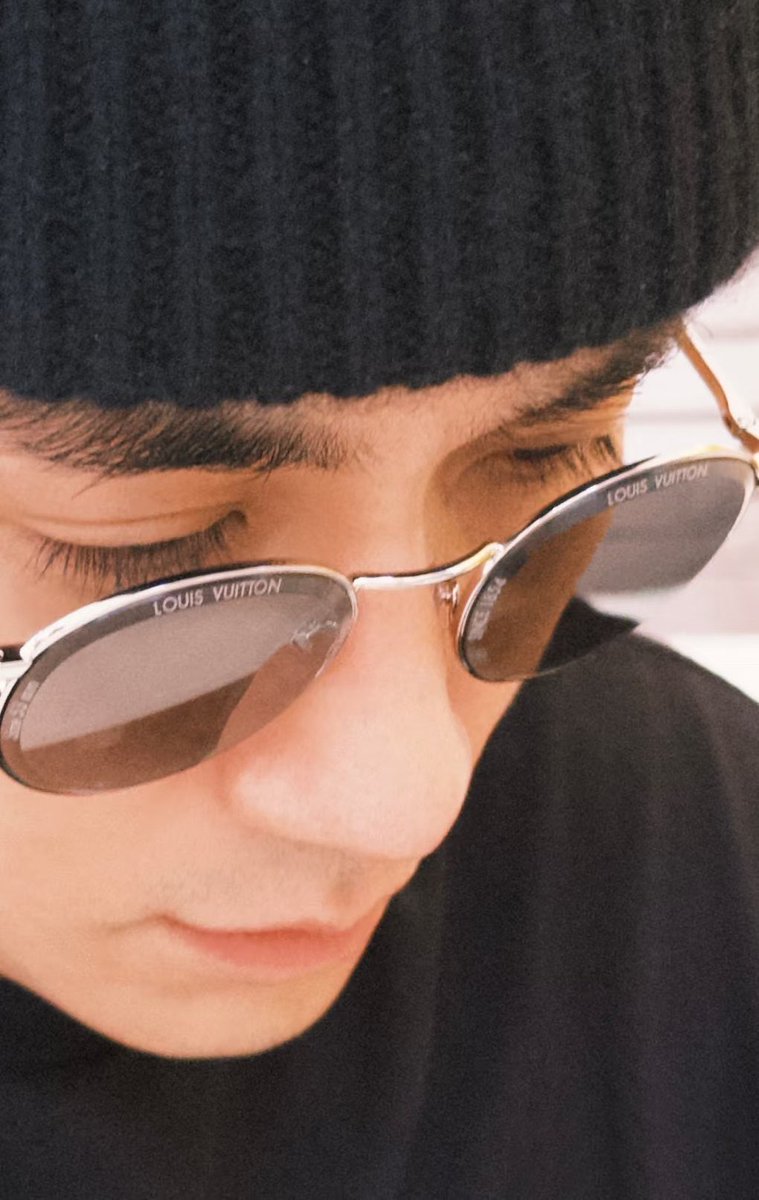 wenella_subs's tweet photo. Apr 8 XHS: “Zhu Yilong in shades, so good looking. It’s April!”

#ZhuYilong #朱一龙 #朱一龍 https://t.co/JBuV78CY4a