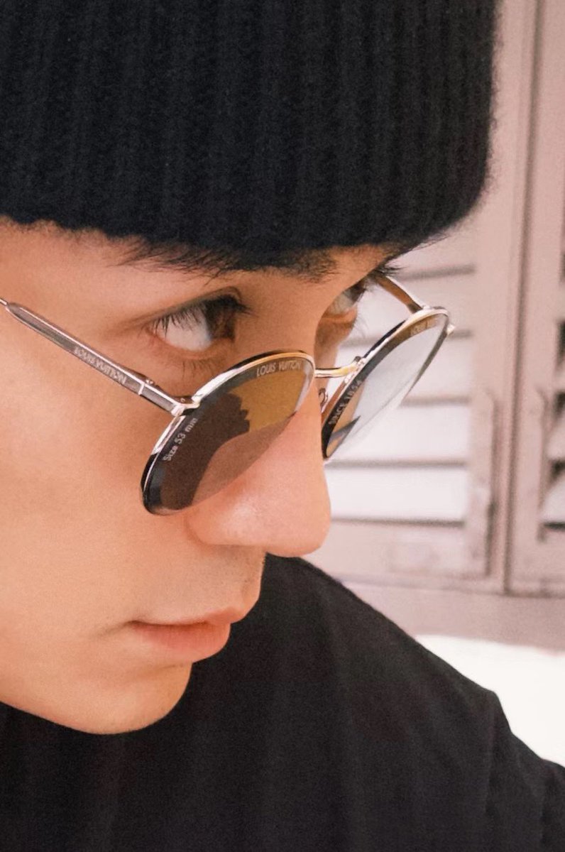 wenella_subs's tweet photo. Apr 8 XHS: “Zhu Yilong in shades, so good looking. It’s April!”

#ZhuYilong #朱一龙 #朱一龍 https://t.co/JBuV78CY4a
