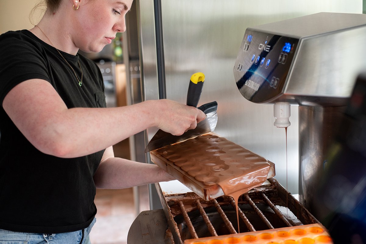 MonaghanTourism's tweet photo. Hats off to our hard-working (award-winning!!) chocolate-makers Tara Gartlan and Trish & Julie at Glaslough Chocolate, working flat-out to keep shops fully stocked and fulfil all their Easter orders!
#MyMonaghan #moretomonaghan #keepdiscovering #madeinmonaghan #shoplocal https://t.co/SImdfCxJMZ