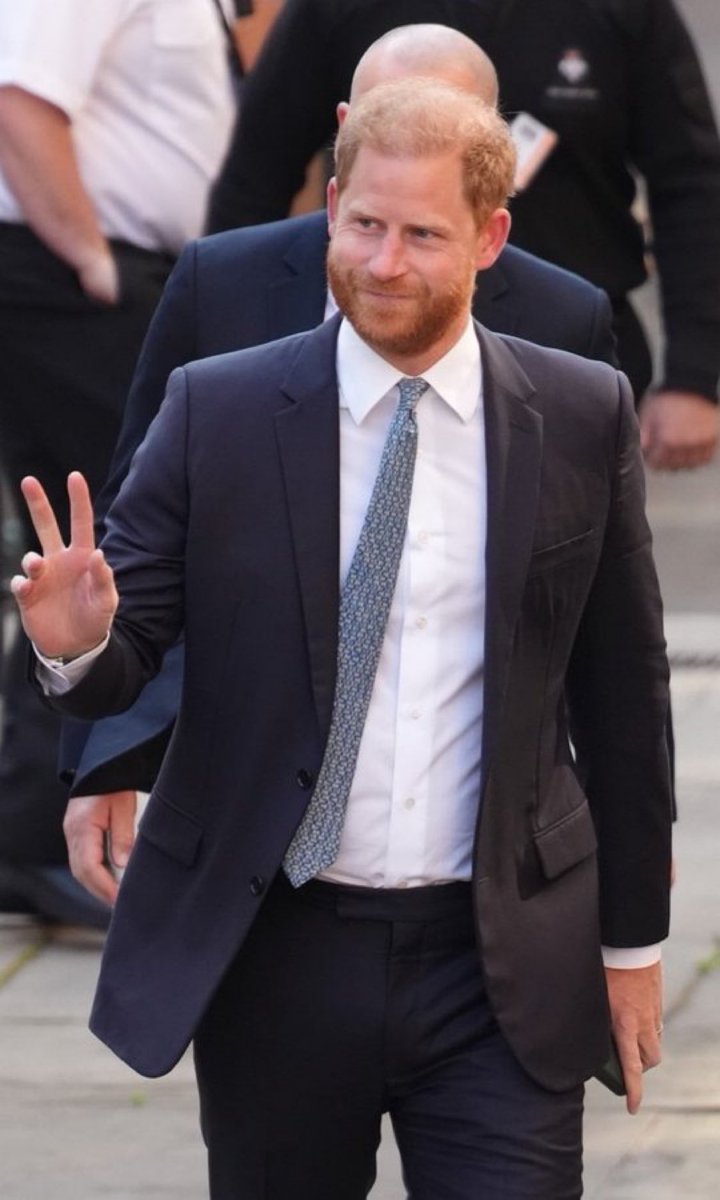 meyoudontsee21's tweet photo. This man is too much. 🤣 Again, slid in undetected, unannounced, under the radar. Caught the #ToxicBritishMedia napping. I stan me a Ginger Ninja. 🥷

#GoHarry #GoodKingHarry https://t.co/RGUYP4kMH2
