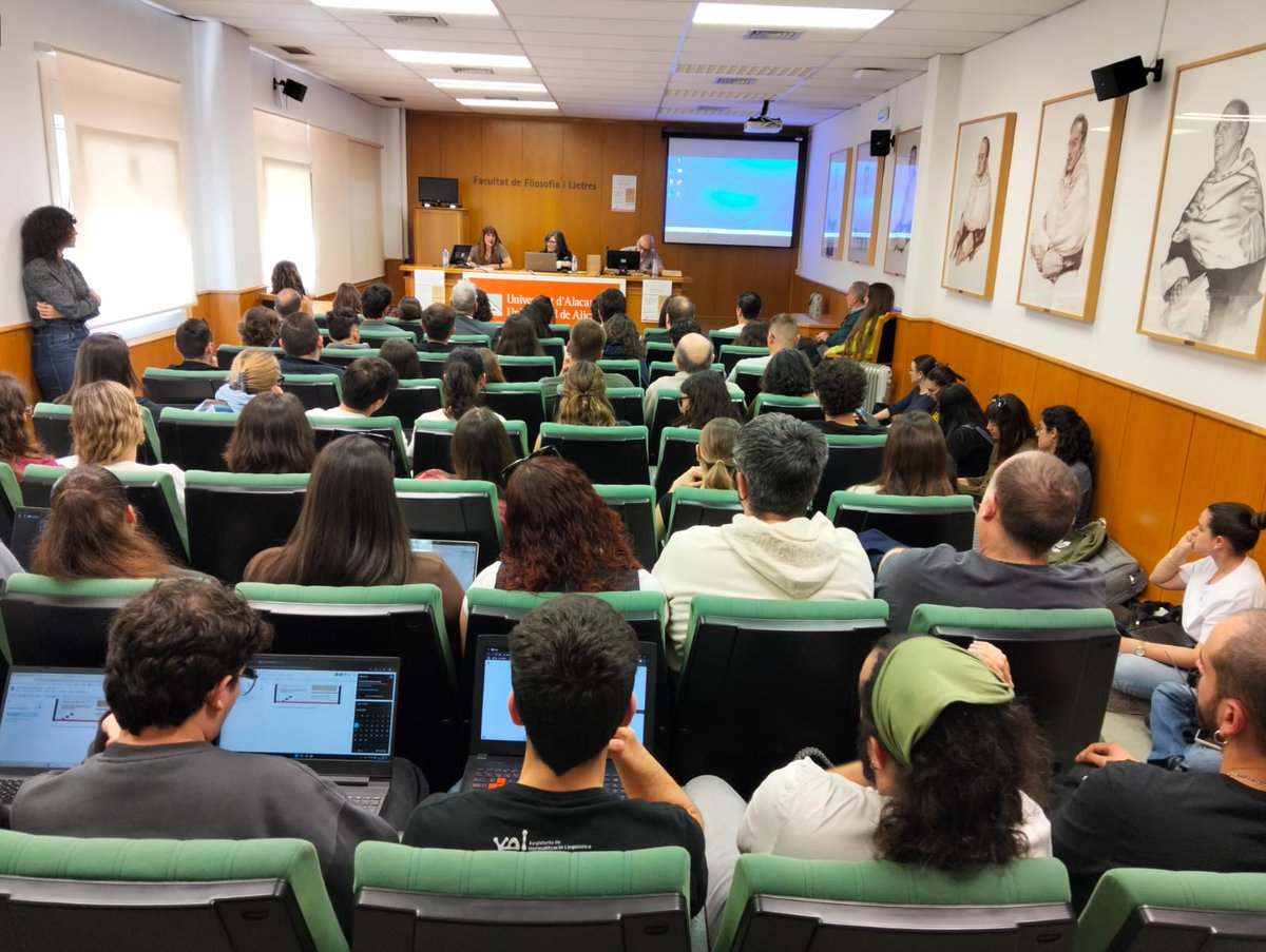 Imatges de la presentació del llibre de Mar Massanell, La desintegració del català nord-occidental (o la norma com a inductora de canvis lingüístics), i de la conferència "Foll d'una dolça metzina".
